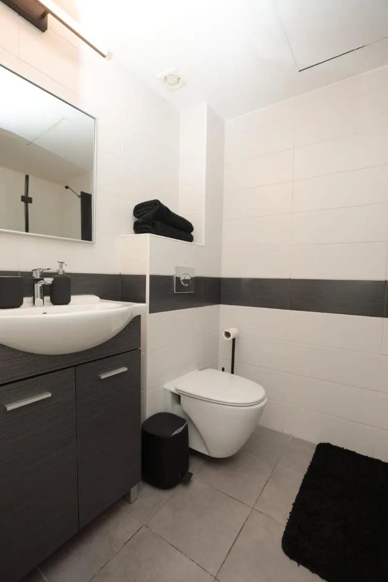 Image 3 of Luxury Queen Royal Park