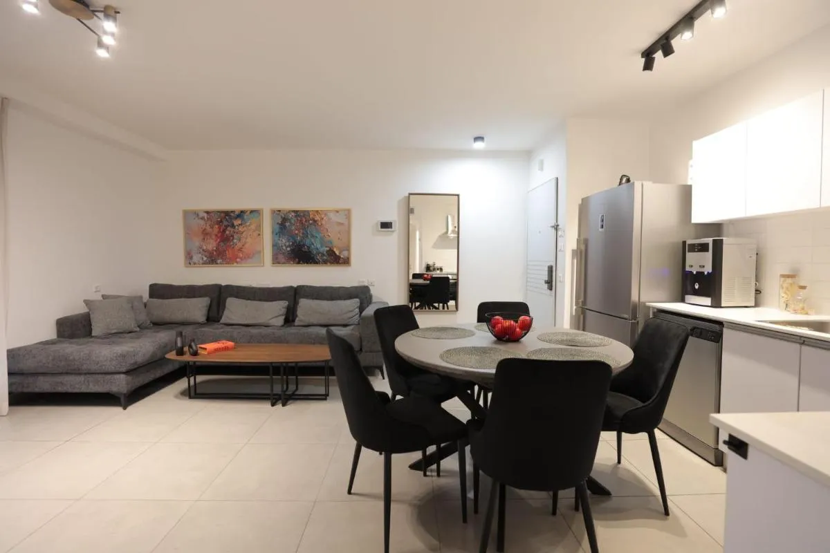 Image 4 of Luxury Queen Royal Park