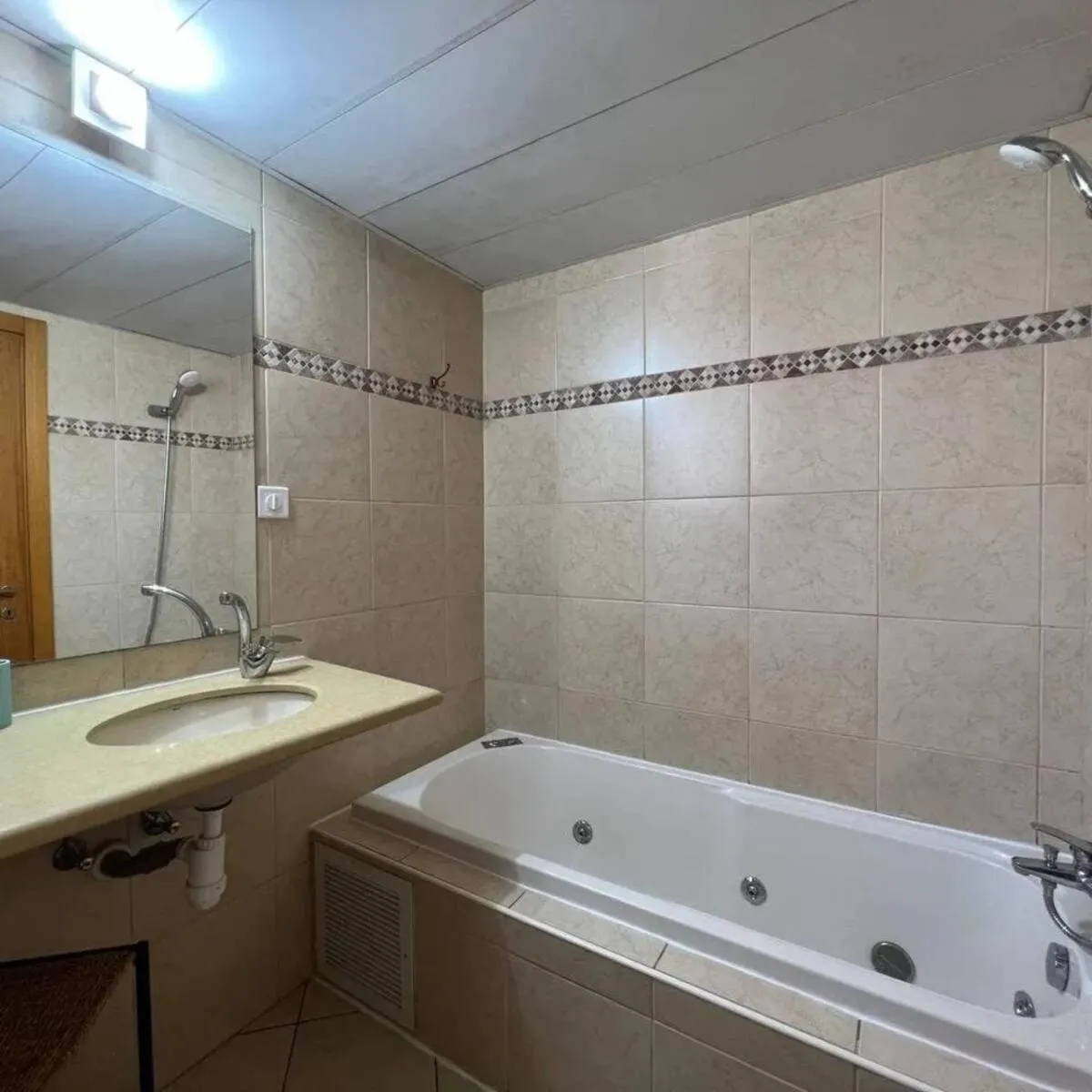 Image 6 of Meller apartmenr