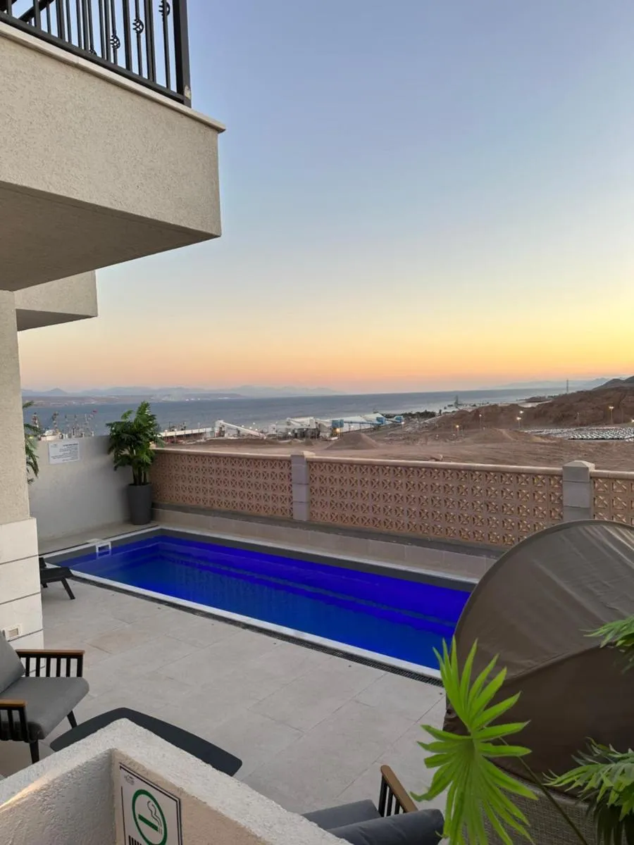 Image 2 of VILA ME