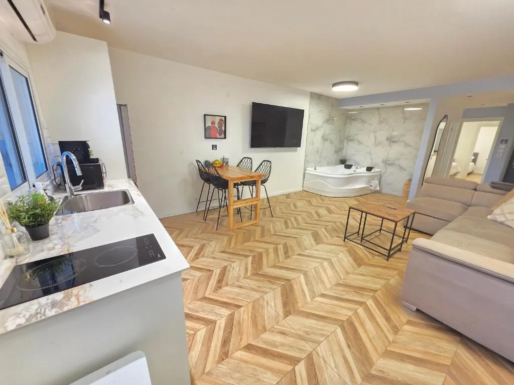 garden apartment 7 min walk to the beach
